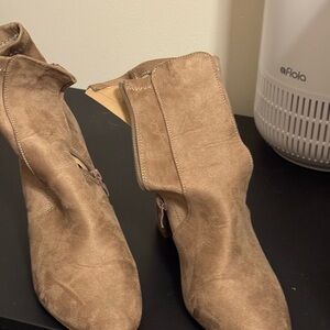 TOP Moda Cream Ankle Boots with Suede Material and Relaxed Style